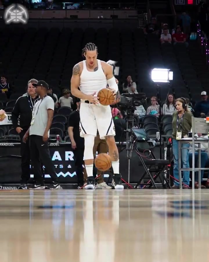 ?张飞绣花？阿隆-戈登场边运球 这球速快的飞起