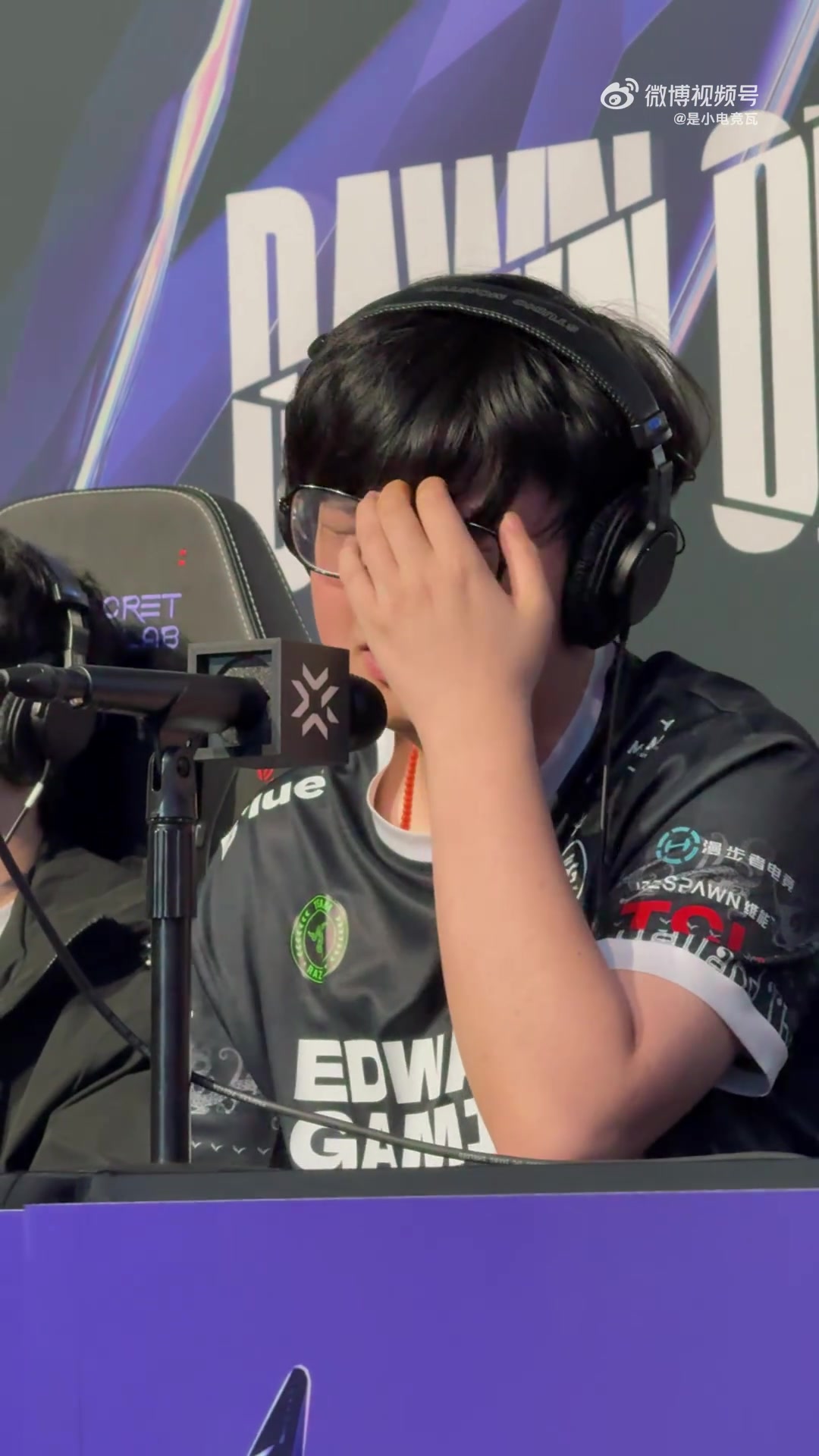 没有自信了?康康歪头瘫坐电竞椅：第一次用这个鼠标 我应该做的更好