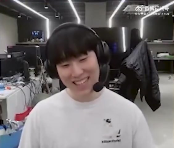 这就是HLE的中野联动！Zeka：哥你在哪呢 Peanut：我在你心里❤️