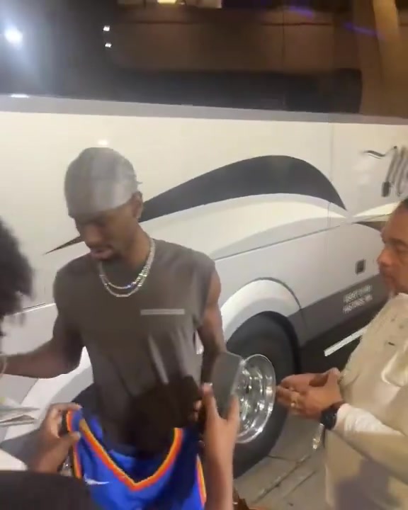 贴脸开大?赛后球迷对SGA大喊：你给裁判塞了多少钱？