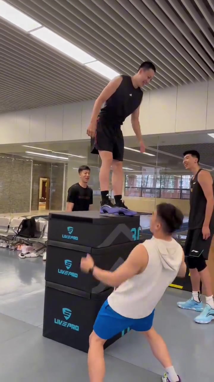 杜锋晒球队跳箱训练视频：全力备战全运会中！小伙子们再接再厉